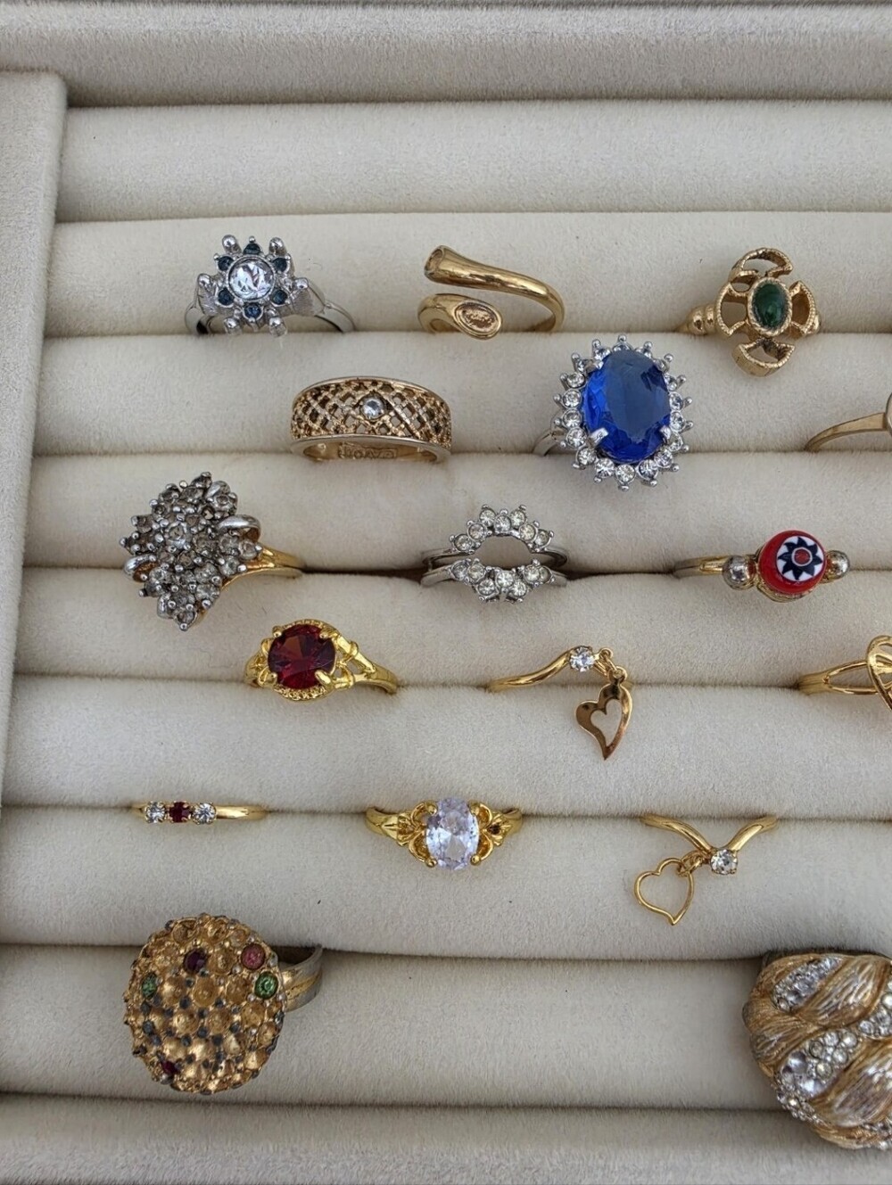 Vintage Avon, Sarah Coventry & NOS Rings 21pc Lot | Cottagecore Coquette Rings - Picture 3 of 17